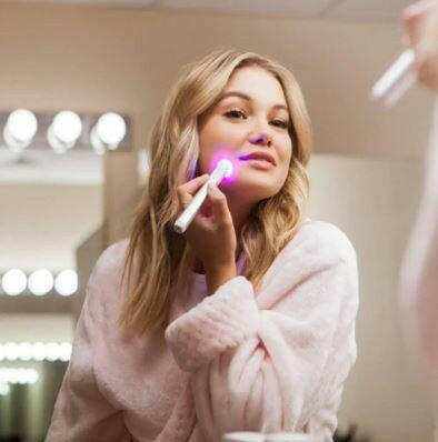 Femme utilisant un appareil anti-imperfections pour peau éclatante et sans défauts