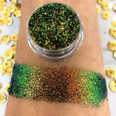 Fard à paupières caméléon pailleté multicolore vert et or avec effet changeant sur la peau