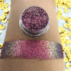 Fard à paupières caméléon brillant avec reflets roses et dorés appliqué sur la peau
