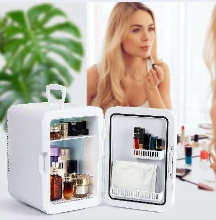 Petit frigo soins visage et maquillage blanc ouvert avec produits cosmétiques à l'intérieur