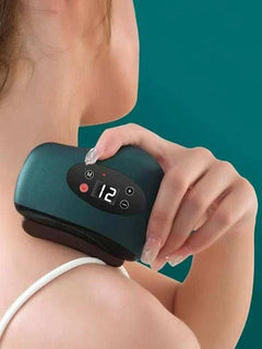 Appareil de massage facial gua sha moderne utilisé sur l'épaule avec écran digital