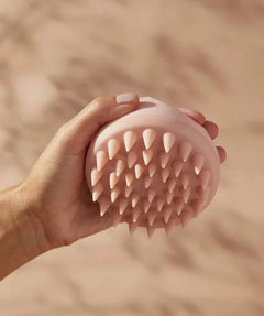 Masseur cuir chevelu pour femmes en silicone rose tenu à la main pour un massage relaxant