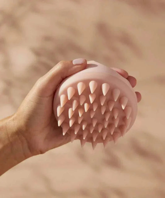 Masseur cuir chevelu pour femmes en silicone rose tenu à la main pour un massage relaxant