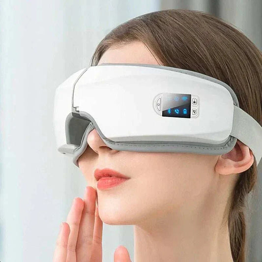 Femme portant un masseur oculaire 4D relaxation blanc avec écran de contrôle pour détente des yeux