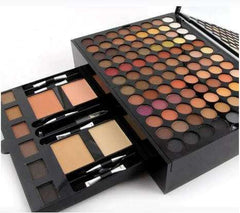 Coffret maquillage complet avec large palette de fards à paupières et blushs pour divers looks