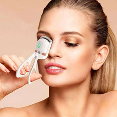 Femme utilisant un recourbe-cils chauffant sans douleur blanc pour des cils parfaitement courbés