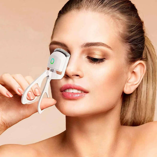 Femme utilisant un recourbe-cils chauffant sans douleur blanc pour des cils parfaitement courbés