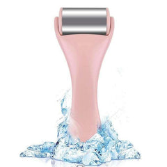 Rouleau froid pour la peau en métal avec poignée rose entouré de glace pour soin visage
