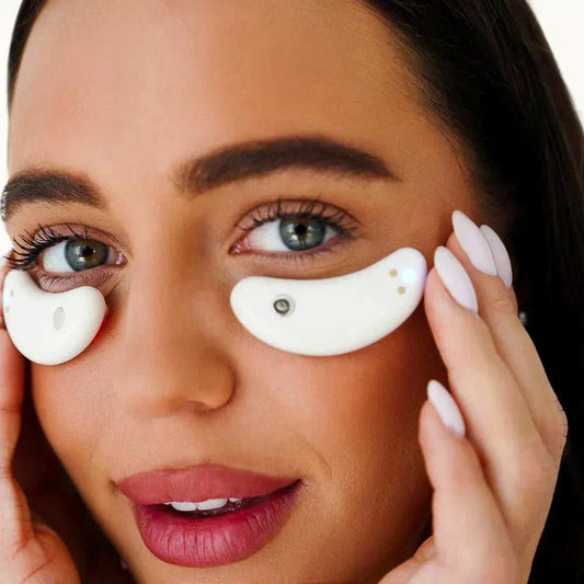 Femme utilisant un appareil de soin des yeux pour femmes pour réduire les cernes et les poches sous les yeux