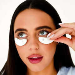 Femme appliquant un soin des yeux pour femmes avec patchs blancs sous les yeux