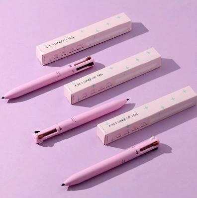 Stylo de maquillage 4 en 1 pour femme couleur rose avec emballages sur fond violet